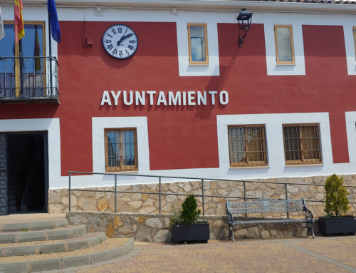 Un reloj, en la fachada del Ayuntamiento de Fuentenava de Jábaga, marca desde hoy todas las horas.